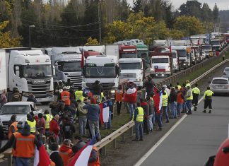 Camioneros exigen a Kast rebajar precio de los combustibles tras fin de conflicto internacional