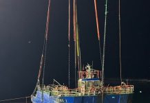 Tras arduas labores logran reflotar embarcación Koñimo I