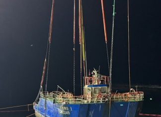 Tras arduas labores logran reflotar embarcación Koñimo I