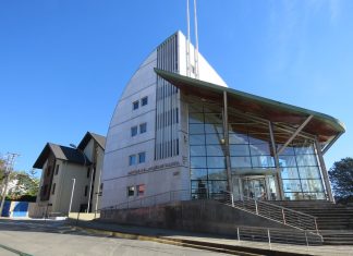 Corte de Valdivia ordena a usuaria eliminar publicaciones contra profesora que subió a redes sociales