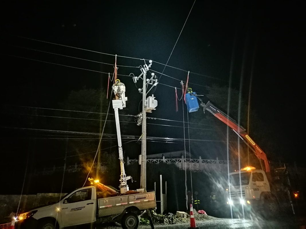 FOTO-BRIGADAS-SAESA-EN-TEMPORAL-CHILOE