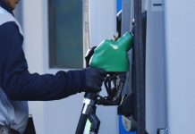 Economistas proyectan alza de hasta $33 en bencinas por conflicto entre EE.UU. e Irán
