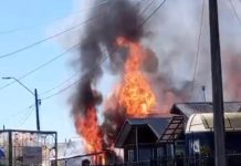 Tres casas fueron destruidas por las llamas en voraz incendio en la localidad de Trumao. Bomberos no contó con agua suficiente