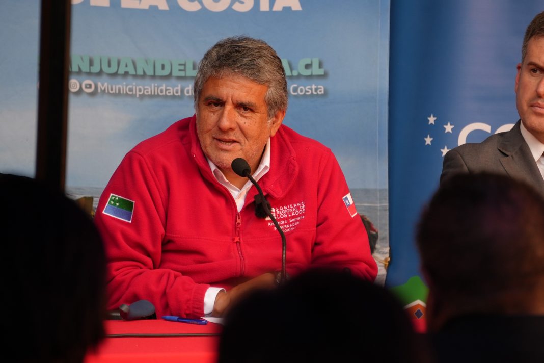 gobernador alejandro santana dando anuncio de salud para Osorno (1)